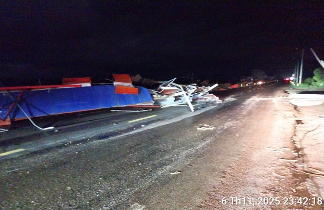 Video: Trắng đêm khắc phục hậu quả bão số 13, đảm bảo giao thông- Ảnh 8.