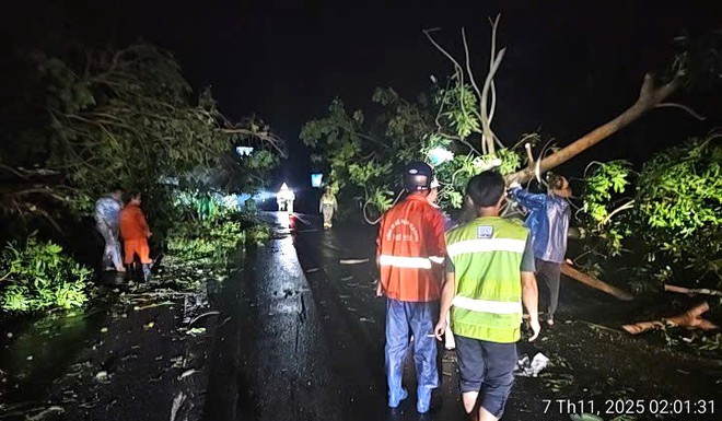 Video: Trắng đêm khắc phục hậu quả bão số 13, đảm bảo giao thông- Ảnh 3.