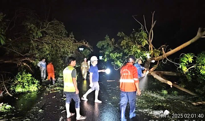 Video: Trắng đêm khắc phục hậu quả bão số 13, đảm bảo giao thông- Ảnh 4.
