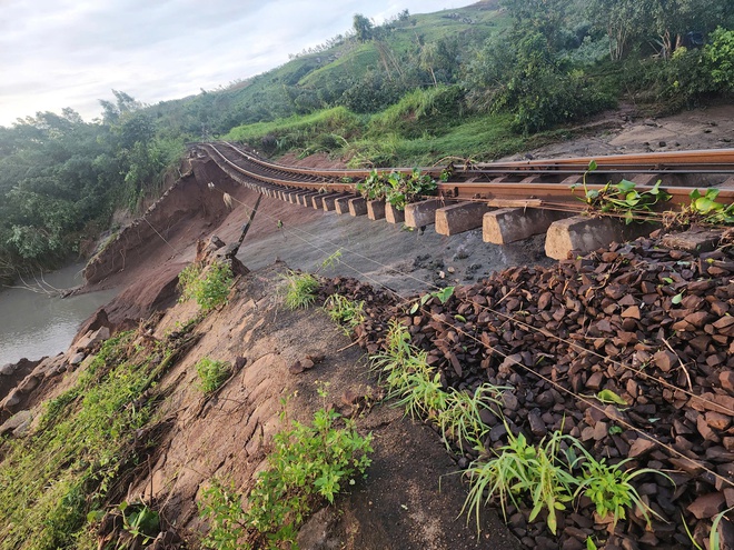 Chuyển tải khoảng 1.500 hành khách do ảnh hưởng của bão số 13 - Ảnh 3.