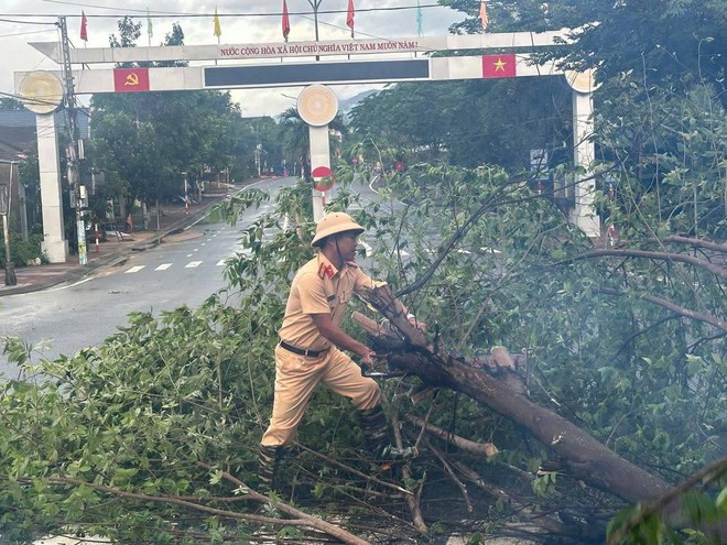Quảng Ngãi: Hợp sức khắc phục hậu quả mưa bão, đảm bảo ATGT - Ảnh 10.