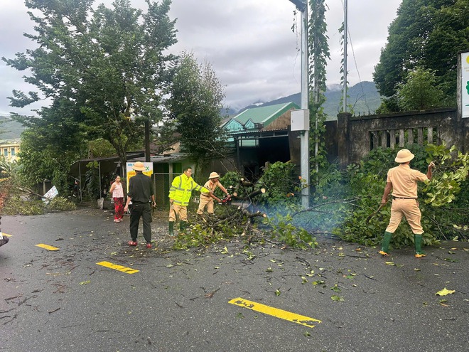 Quảng Ngãi: Hợp sức khắc phục hậu quả mưa bão, đảm bảo ATGT - Ảnh 9.