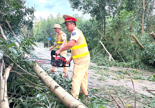 Quảng Ngãi: Hợp sức khắc phục hậu quả mưa bão, đảm bảo ATGT - Ảnh 14.