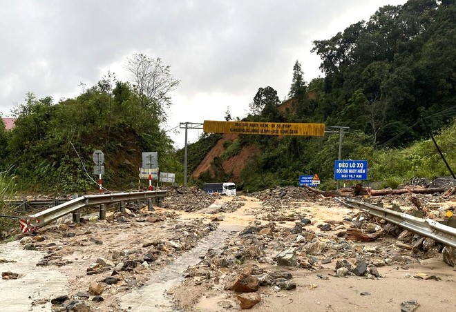 Video: Trắng đêm khắc phục hậu quả bão số 13, đảm bảo giao thông- Ảnh 9.