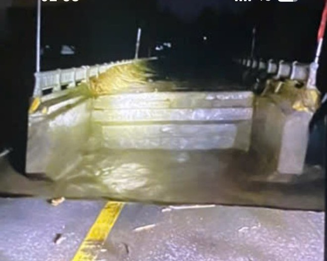  Đường đầu cầu Đắk Pờ Tó (Gia Lai) bị lũ cuốn trôi- Ảnh 6.