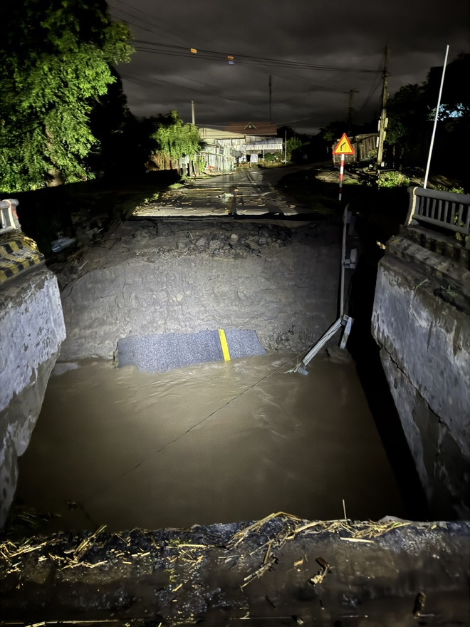  Đường đầu cầu Đắk Pờ Tó (Gia Lai) bị lũ cuốn trôi- Ảnh 4.