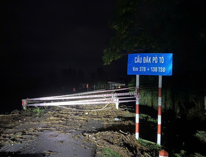  Đường đầu cầu Đắk Pờ Tó (Gia Lai) bị lũ cuốn trôi- Ảnh 7.