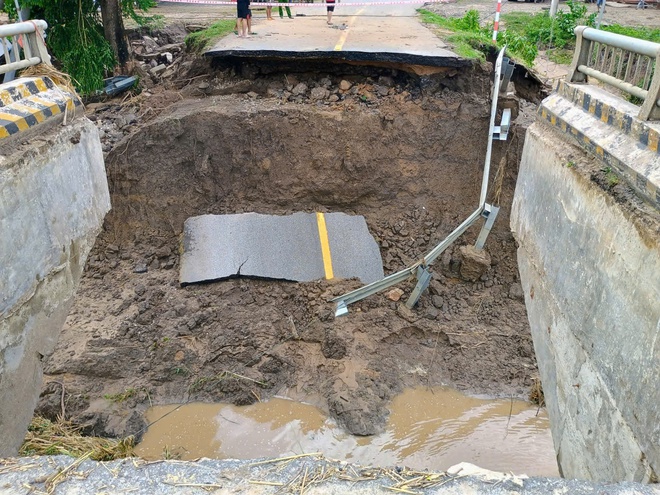 Sự cố xói lở đường đầu cầu Đắk Pờ Tó (Đắk Lắk): Quyết tâm thông xe vào sáng 8/11 - Ảnh 5.