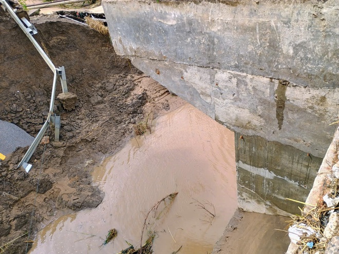 Sự cố xói lở đường đầu cầu Đắk Pờ Tó (Đắk Lắk): Quyết tâm thông xe vào sáng 8/11 - Ảnh 6.