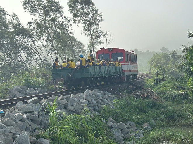 Nỗ lực khắc phục sự cố sạt lở đường sắt trên tuyến Thống nhất- Ảnh 5.