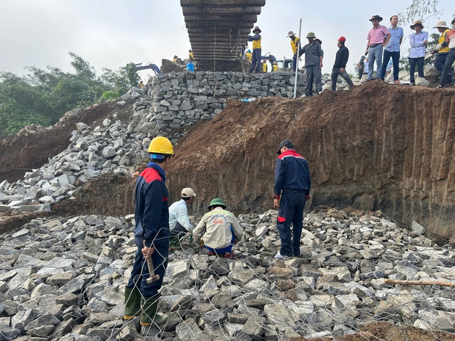 Nỗ lực khắc phục sự cố sạt lở đường sắt trên tuyến Thống nhất- Ảnh 7.