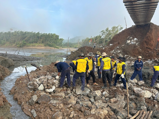 Nỗ lực khắc phục sự cố sạt lở đường sắt trên tuyến Thống nhất- Ảnh 8.