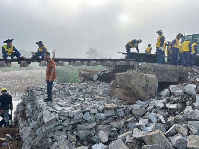 Nỗ lực khắc phục sự cố sạt lở đường sắt trên tuyến Thống nhất- Ảnh 9.