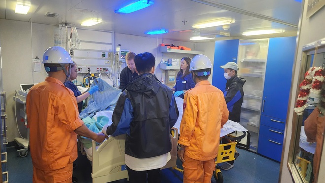 Cứu kịp thời vị khách ngoại quốc gặp tai nạn nguy kịch khi siêu tàu Westerdam đang ở vùng biển Đà Nẵng - Ảnh 2.