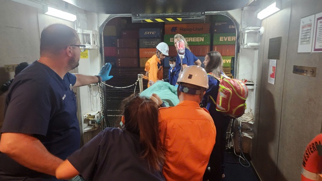 Cứu kịp thời vị khách ngoại quốc gặp tai nạn nguy kịch khi siêu tàu Westerdam đang ở vùng biển Đà Nẵng - Ảnh 4.