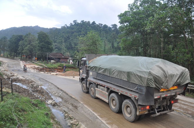 Đà Nẵng, Quảng Ngãi: Xe chở cát có dấu hiệu quá tải “bức tử” đường Hồ Chí Minh - Ảnh 6.