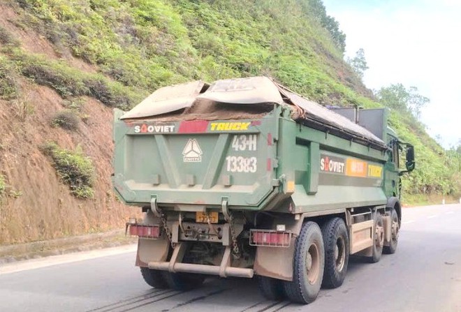 Đà Nẵng, Quảng Ngãi: Xe chở cát có dấu hiệu quá tải “bức tử” đường Hồ Chí Minh - Ảnh 7.