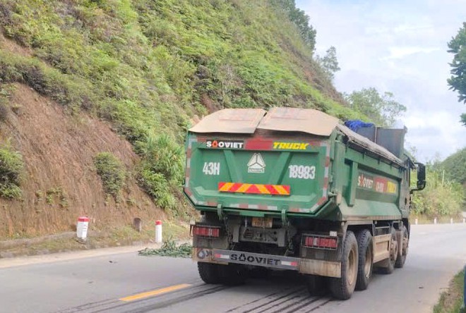Đà Nẵng, Quảng Ngãi: Xe chở cát có dấu hiệu quá tải “bức tử” đường Hồ Chí Minh - Ảnh 3.