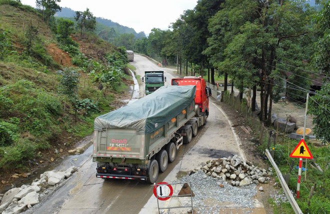 Đà Nẵng, Quảng Ngãi: Xe chở cát có dấu hiệu quá tải “bức tử” đường Hồ Chí Minh - Ảnh 12.