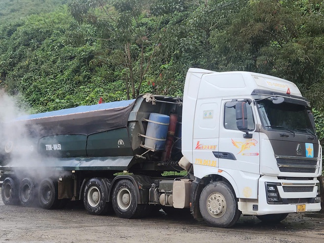 Đà Nẵng, Quảng Ngãi: Xe chở cát có dấu hiệu quá tải “bức tử” đường Hồ Chí Minh - Ảnh 10.