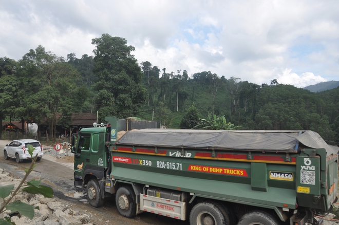 Đà Nẵng, Quảng Ngãi: Xe chở cát có dấu hiệu quá tải “bức tử” đường Hồ Chí Minh - Ảnh 13.