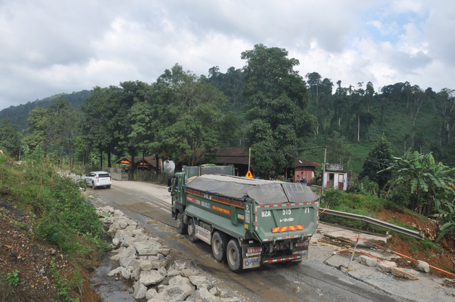 Đà Nẵng, Quảng Ngãi: Xe chở cát có dấu hiệu quá tải “bức tử” đường Hồ Chí Minh - Ảnh 4.