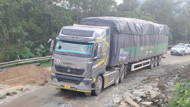 Đà Nẵng, Quảng Ngãi: Xe chở cát có dấu hiệu quá tải “bức tử” đường Hồ Chí Minh - Ảnh 15.