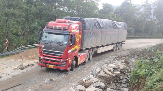 Đà Nẵng, Quảng Ngãi: Xe chở cát có dấu hiệu quá tải “bức tử” đường Hồ Chí Minh - Ảnh 11.