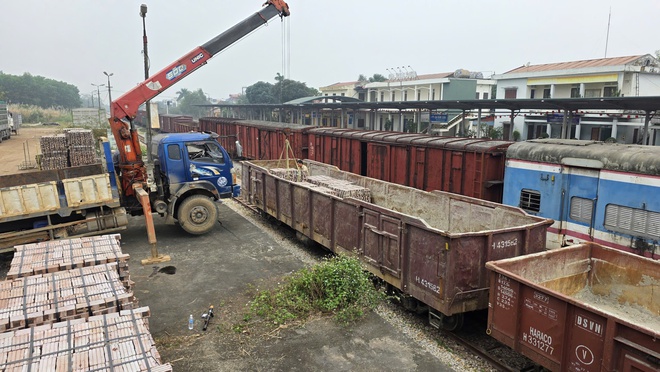 Đường sắt miễn phí vận chuyển 1 triệu viên gạch hỗ trợ xây dựng nhà ở tại miền Trung- Ảnh 2.