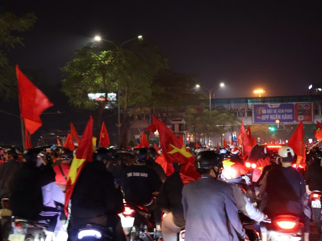 Người dân Hà Nội “đi bão” văn minh sau chiến thắng của U22 Việt Nam