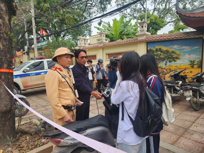 Hà Nội tuyên truyền ATGT trong nhà trường, ngoài đường CSGT hóa trang 