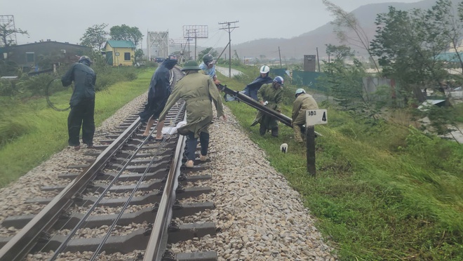 Công ty CP TTTH đường sắt Vinh: Chủ động, nỗ lực giữ vững thông tin liên lạc đường sắt trong mọi tình huống thiên tai - Ảnh 1.