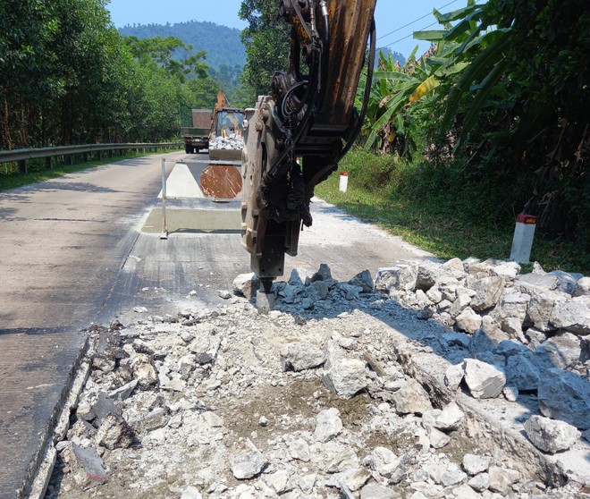 Vá sửa mặt đường, đảm bảo giao thông tuyến Hồ Chí Minh - Ảnh 2.