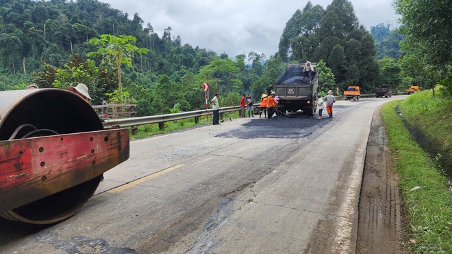 Vá sửa mặt đường, đảm bảo giao thông tuyến Hồ Chí Minh - Ảnh 6.