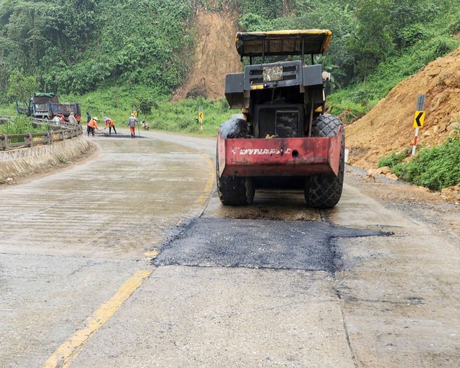 Vá sửa mặt đường, đảm bảo giao thông tuyến Hồ Chí Minh - Ảnh 7.