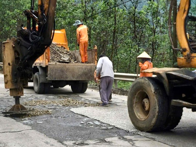 Vá sửa mặt đường, đảm bảo giao thông tuyến Hồ Chí Minh - Ảnh 3.