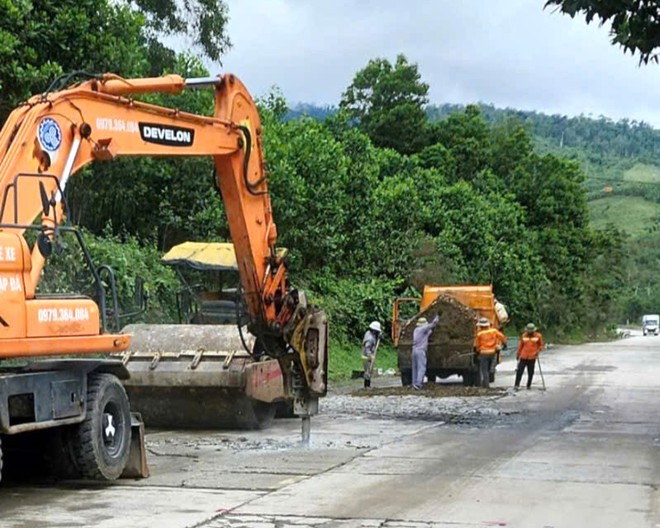 Vá sửa mặt đường, đảm bảo giao thông tuyến Hồ Chí Minh - Ảnh 5.