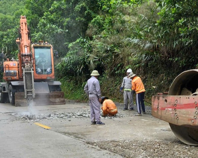 Vá sửa mặt đường, đảm bảo giao thông tuyến Hồ Chí Minh - Ảnh 4.