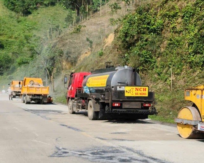 Vá sửa mặt đường, đảm bảo giao thông tuyến Hồ Chí Minh - Ảnh 8.