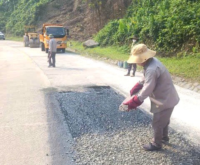 Vá sửa mặt đường, đảm bảo giao thông tuyến Hồ Chí Minh - Ảnh 11.