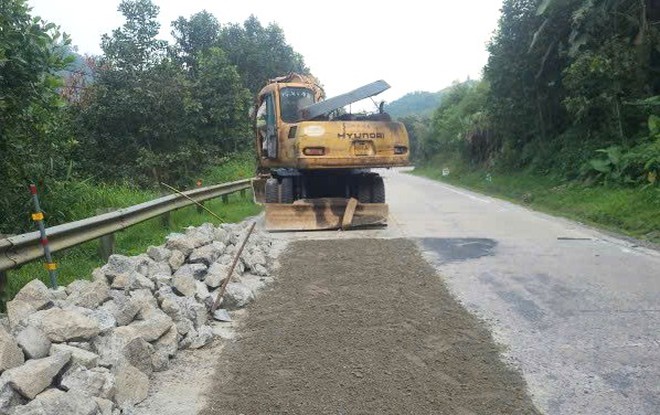 Vá sửa mặt đường, đảm bảo giao thông tuyến Hồ Chí Minh - Ảnh 10.