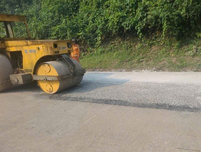 Vá sửa mặt đường, đảm bảo giao thông tuyến Hồ Chí Minh - Ảnh 9.