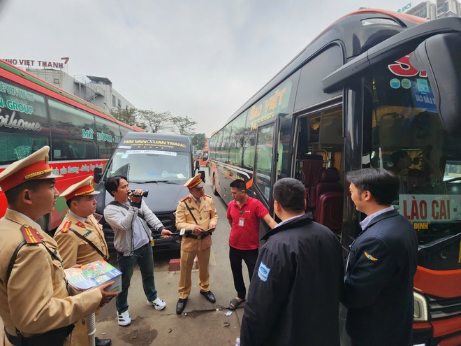 Hà Nội: Trong bến phát tờ rơi tuyên truyền, ngoài đường CSGT tuần tra xử lý xe khách - Ảnh 4.