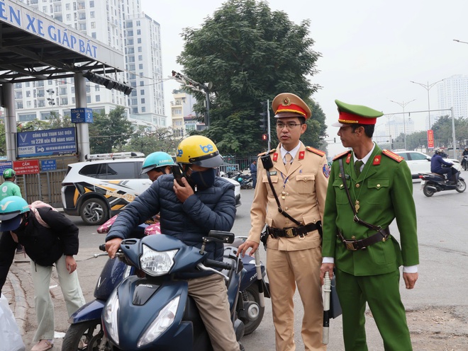 Hà Nội: Trong bến phát tờ rơi tuyên truyền, ngoài đường CSGT tuần tra xử lý xe khách - Ảnh 9.