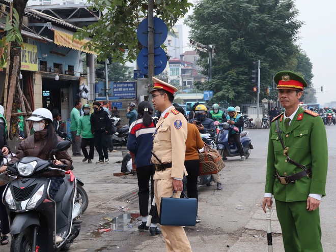 Hà Nội: Trong bến phát tờ rơi tuyên truyền, ngoài đường CSGT tuần tra xử lý xe khách - Ảnh 10.