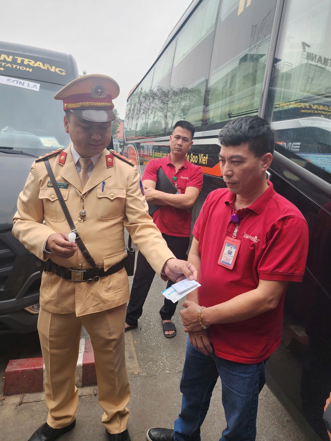 Hà Nội: Trong bến phát tờ rơi tuyên truyền, ngoài đường CSGT tuần tra xử lý xe khách - Ảnh 3.