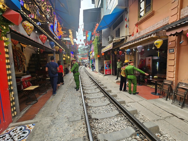 Hà Nội trong phố Cà phê đường tàu cảnh sát tuyên truyền ATGT, ngoài đường xử lý nghiêm ô tô đỗ dừng - Ảnh 1.