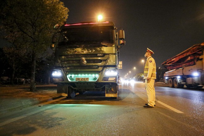 Trưởng phòng CSGT Hà Nội trực tiếp xuống đường chỉ đạo xử lý loạt xe tải 