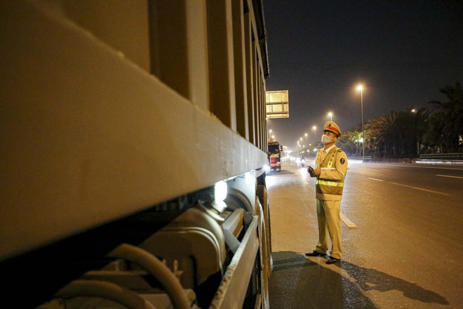 Trưởng phòng CSGT Hà Nội trực tiếp xuống đường chỉ đạo xử lý loạt xe tải 