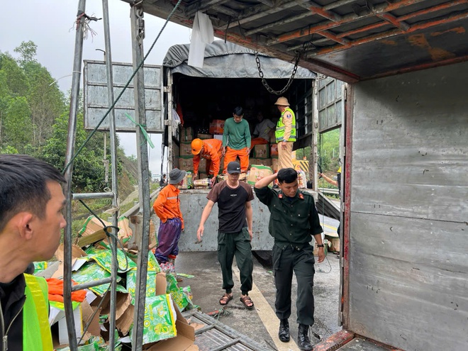 Ô tô tải lật chắn ngang mặt đường 2 làn xe, cao tốc Cam Lộ-La Sơn ách tắc giao thông - Ảnh 3.